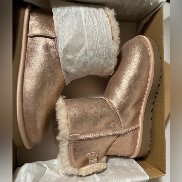 Girl's Ugg Boots, Pink/Rose Gold